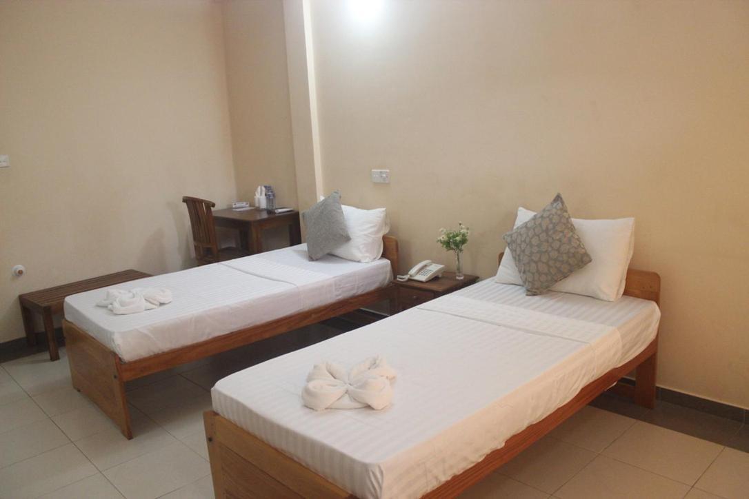 Hotel Oviya Vavuniya Extérieur photo