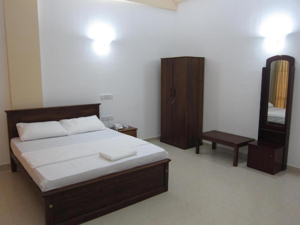 Hotel Oviya Vavuniya Extérieur photo