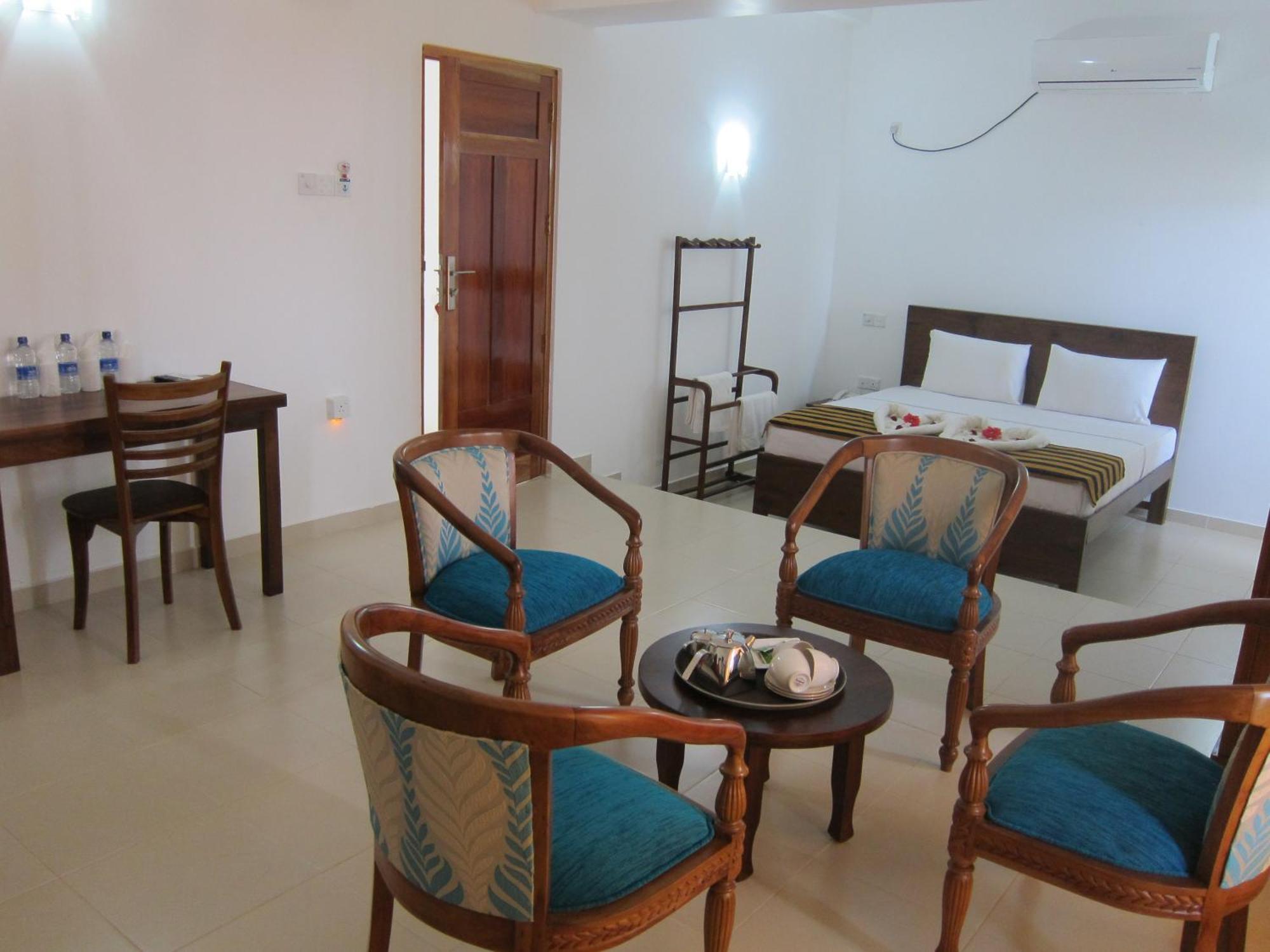 Hotel Oviya Vavuniya Extérieur photo