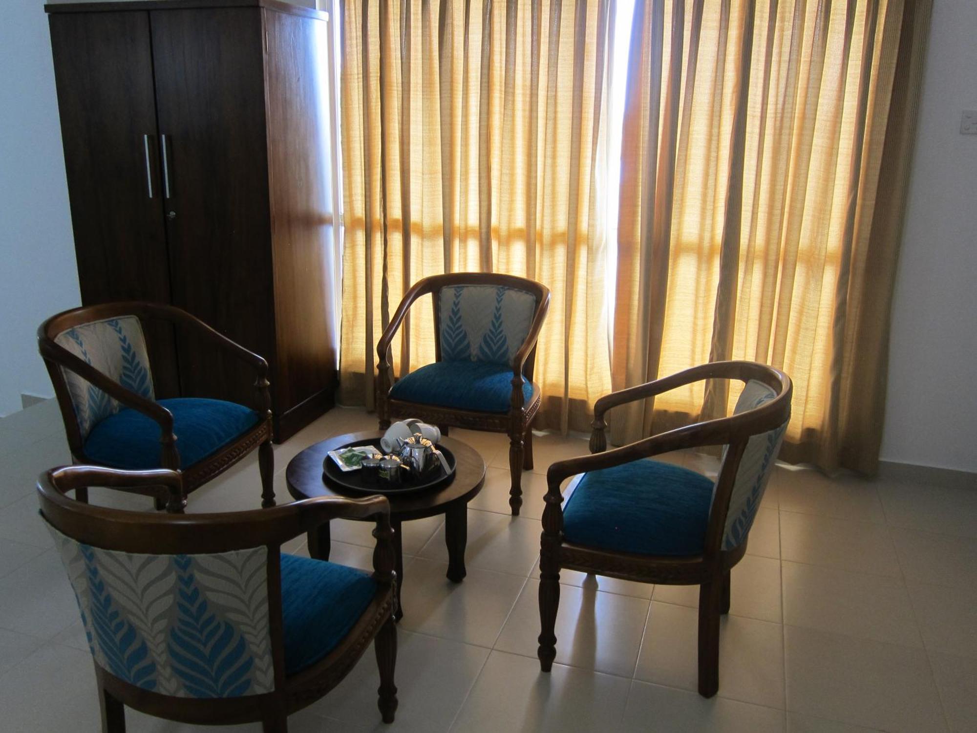 Hotel Oviya Vavuniya Extérieur photo