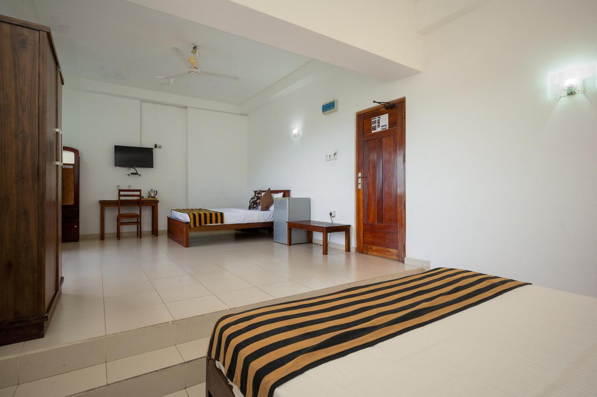 Hotel Oviya Vavuniya Extérieur photo
