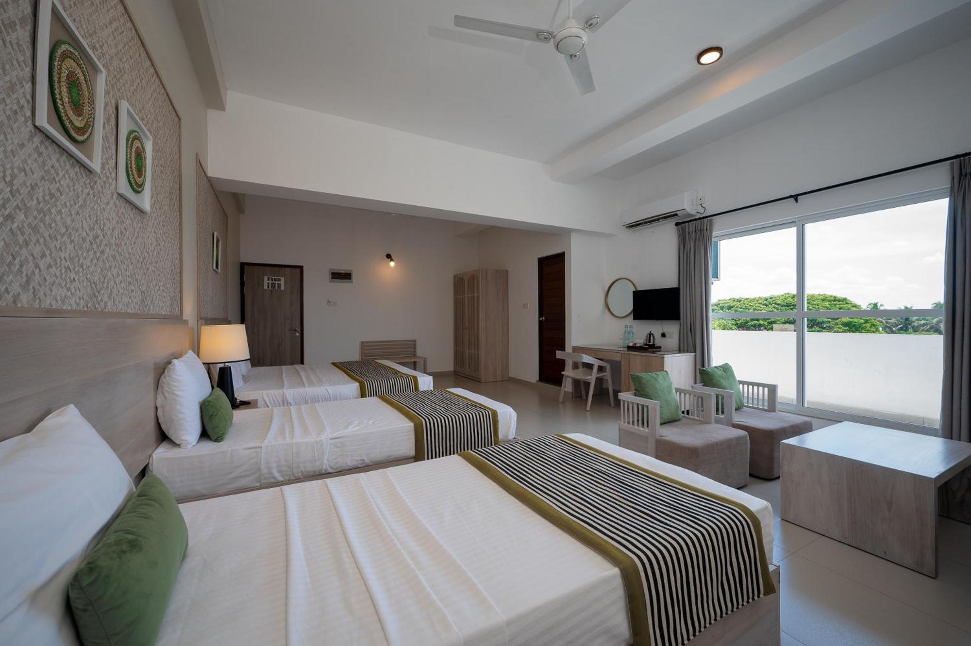 Hotel Oviya Vavuniya Extérieur photo