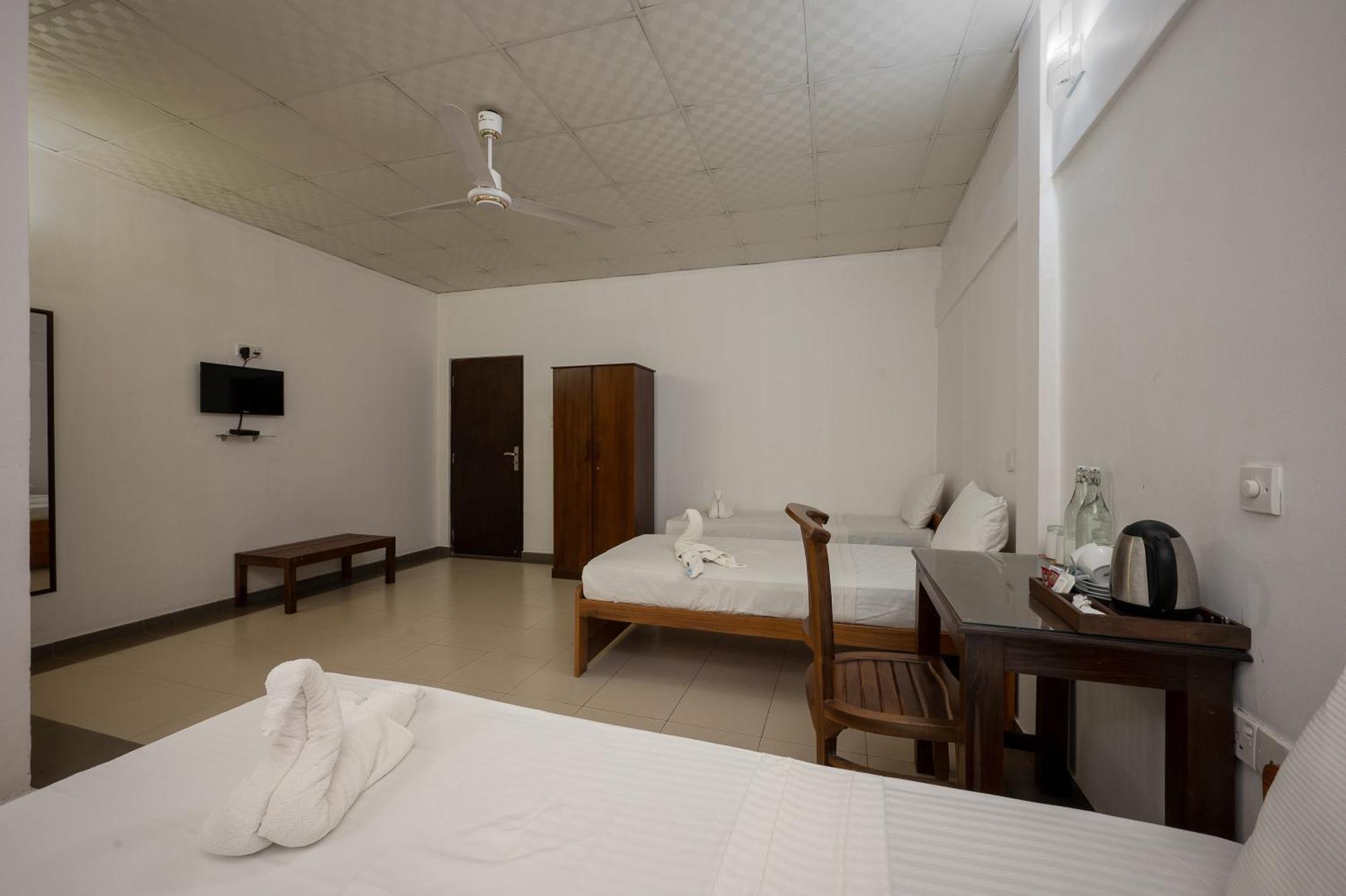 Hotel Oviya Vavuniya Extérieur photo