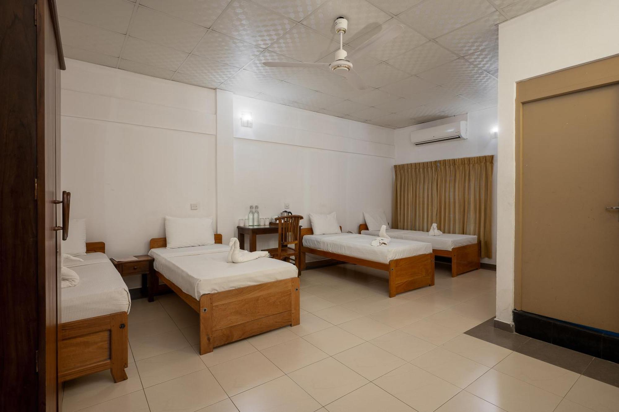 Hotel Oviya Vavuniya Extérieur photo