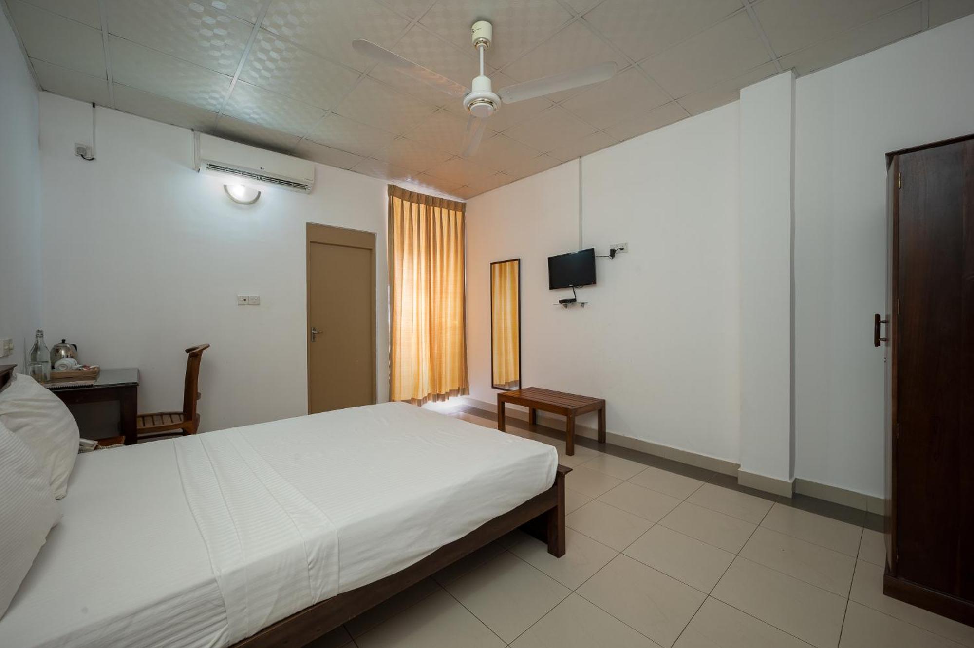 Hotel Oviya Vavuniya Extérieur photo