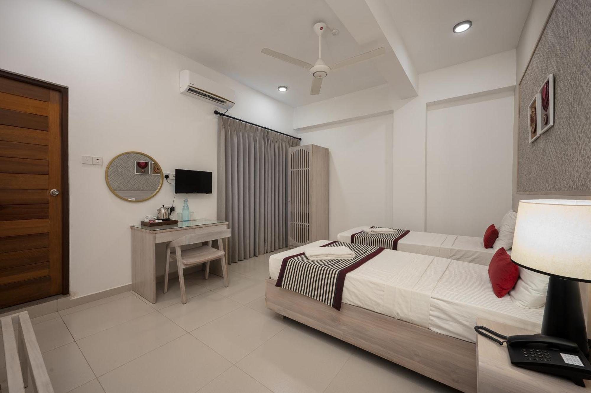 Hotel Oviya Vavuniya Extérieur photo
