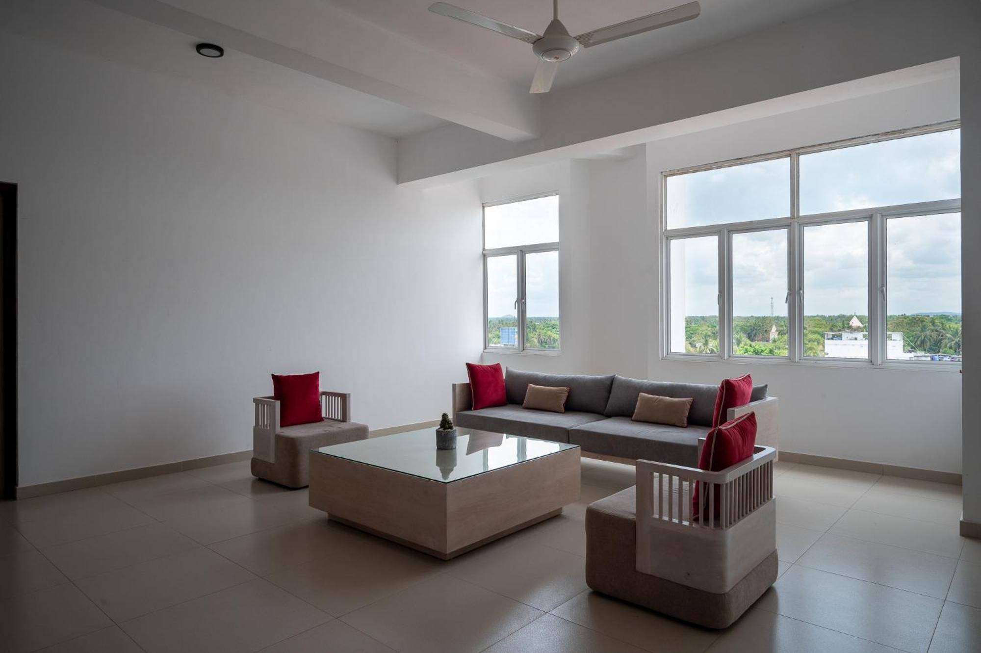 Hotel Oviya Vavuniya Extérieur photo