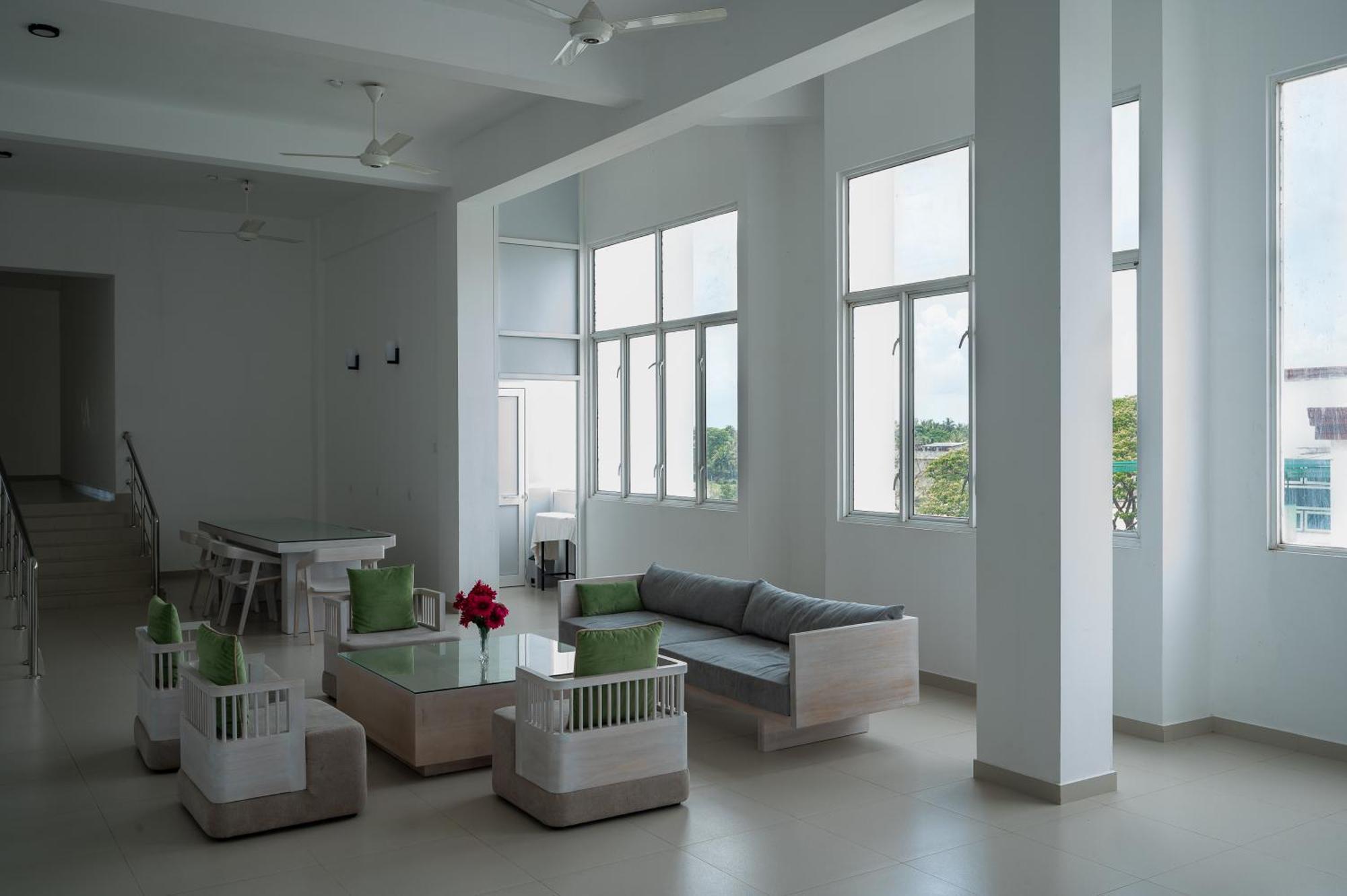 Hotel Oviya Vavuniya Extérieur photo