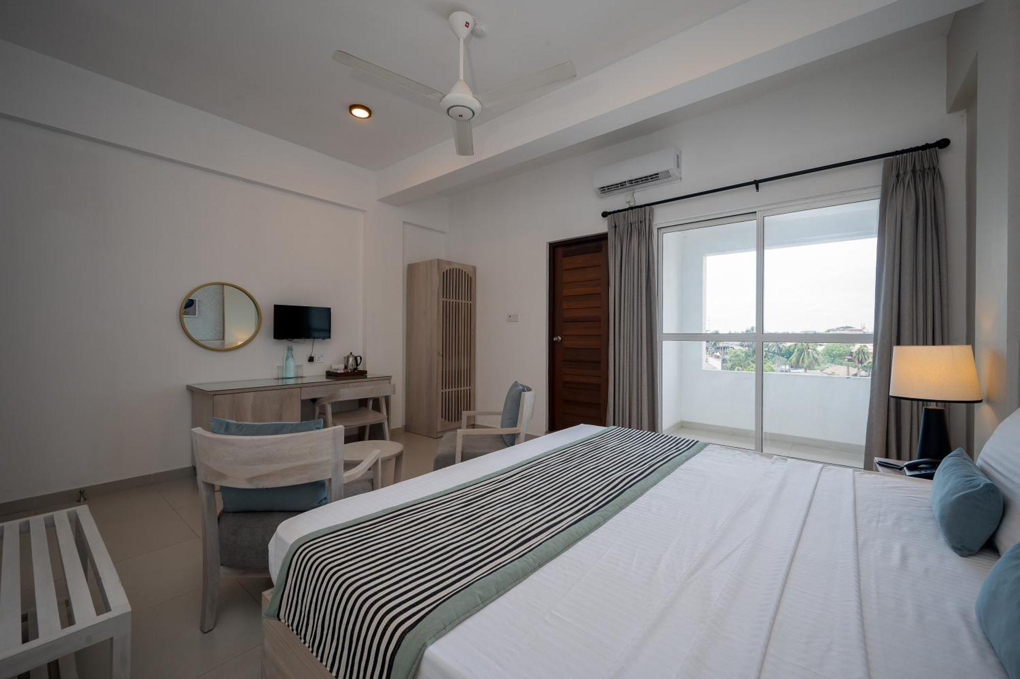 Hotel Oviya Vavuniya Extérieur photo