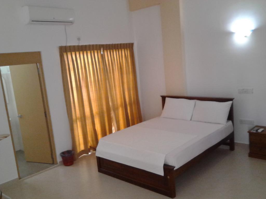 Hotel Oviya Vavuniya Extérieur photo