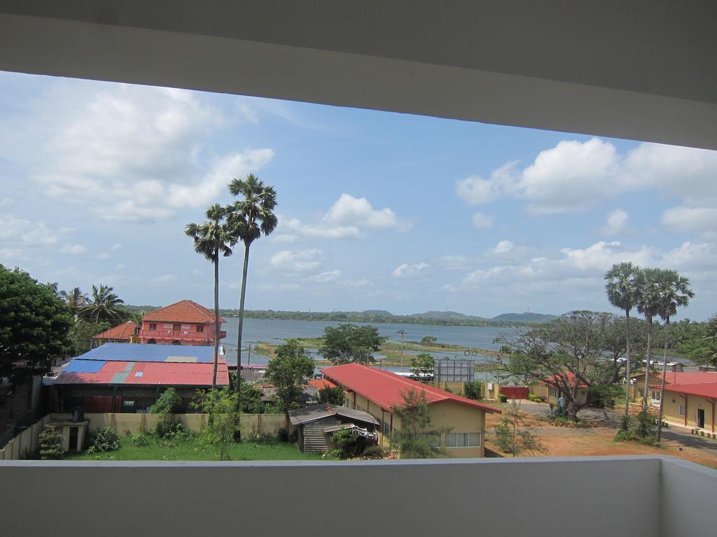 Hotel Oviya Vavuniya Extérieur photo