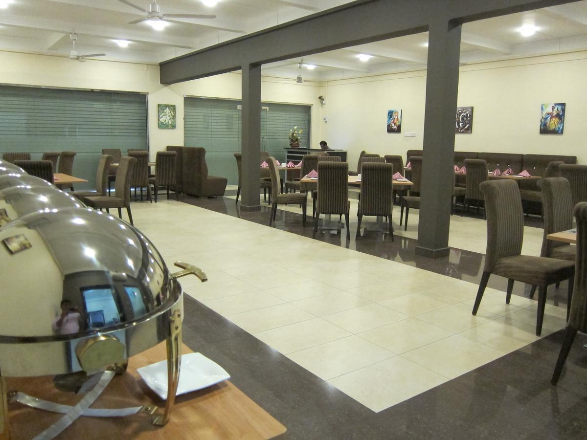 Hotel Oviya Vavuniya Extérieur photo