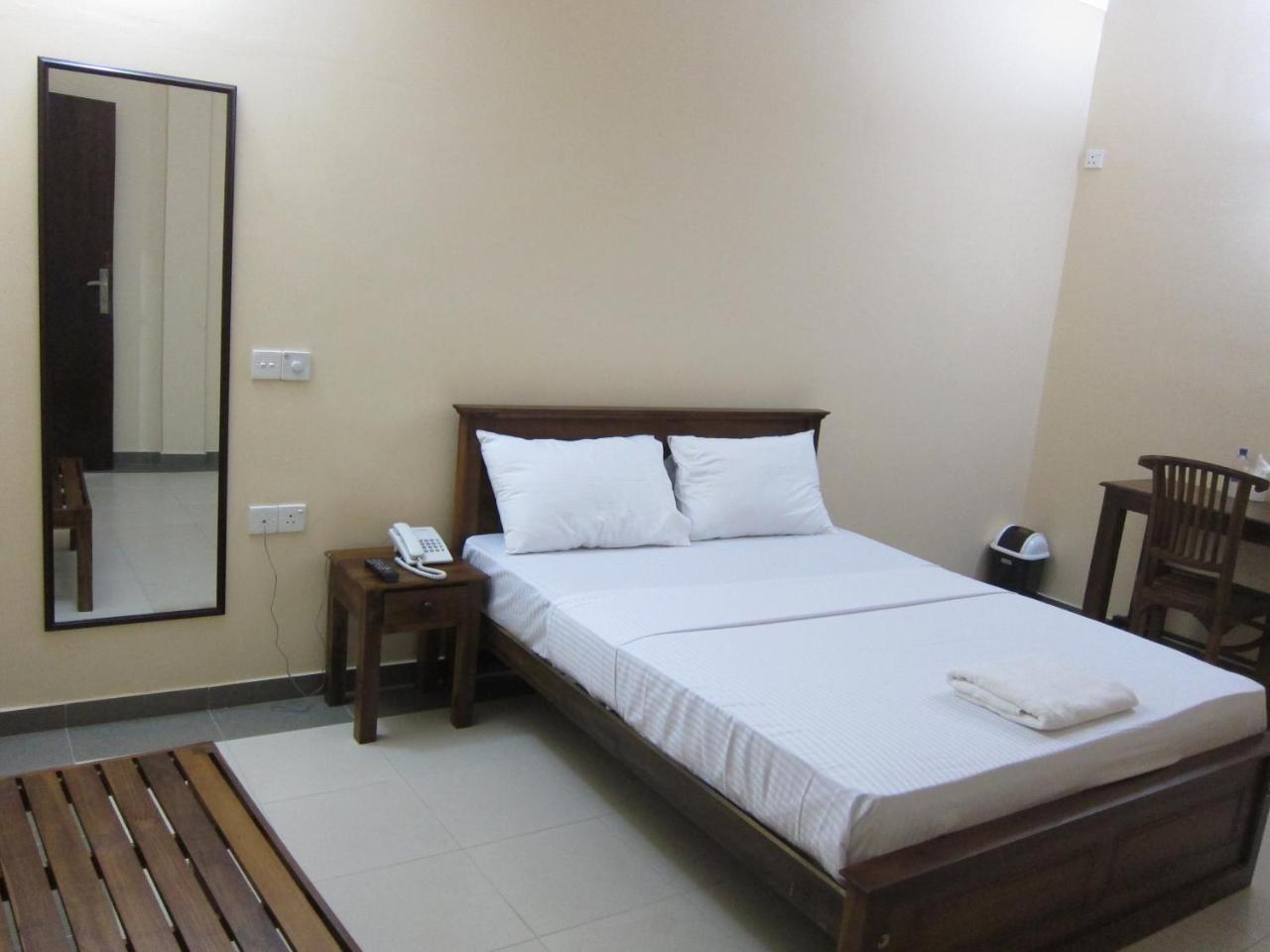 Hotel Oviya Vavuniya Extérieur photo