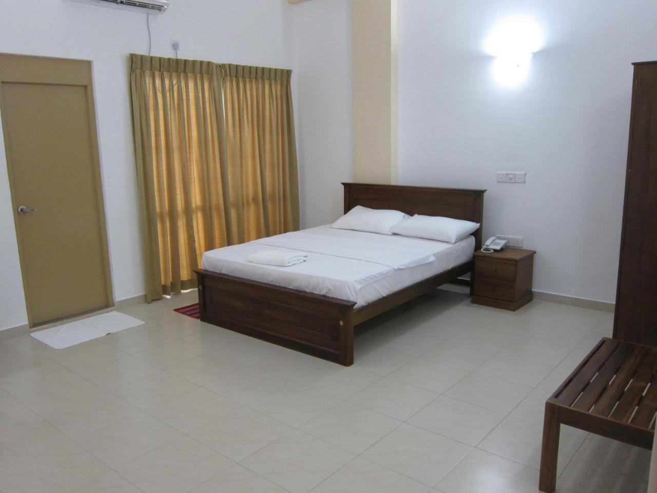 Hotel Oviya Vavuniya Extérieur photo