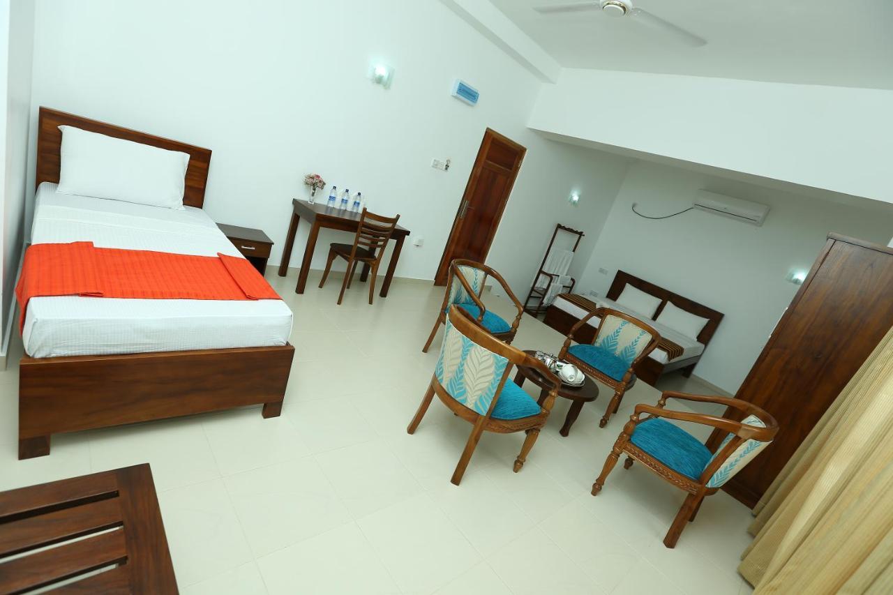 Hotel Oviya Vavuniya Extérieur photo