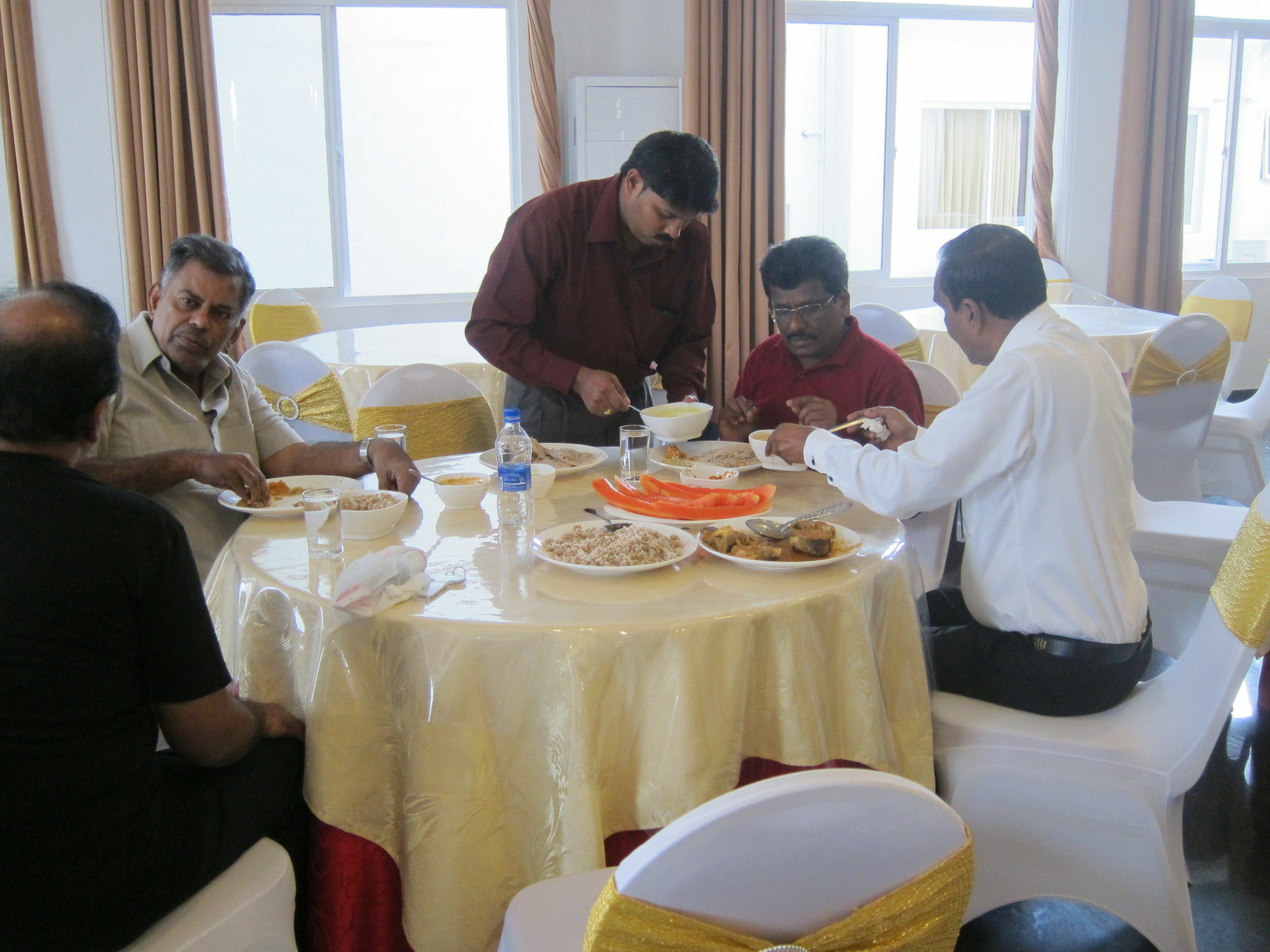 Hotel Oviya Vavuniya Extérieur photo