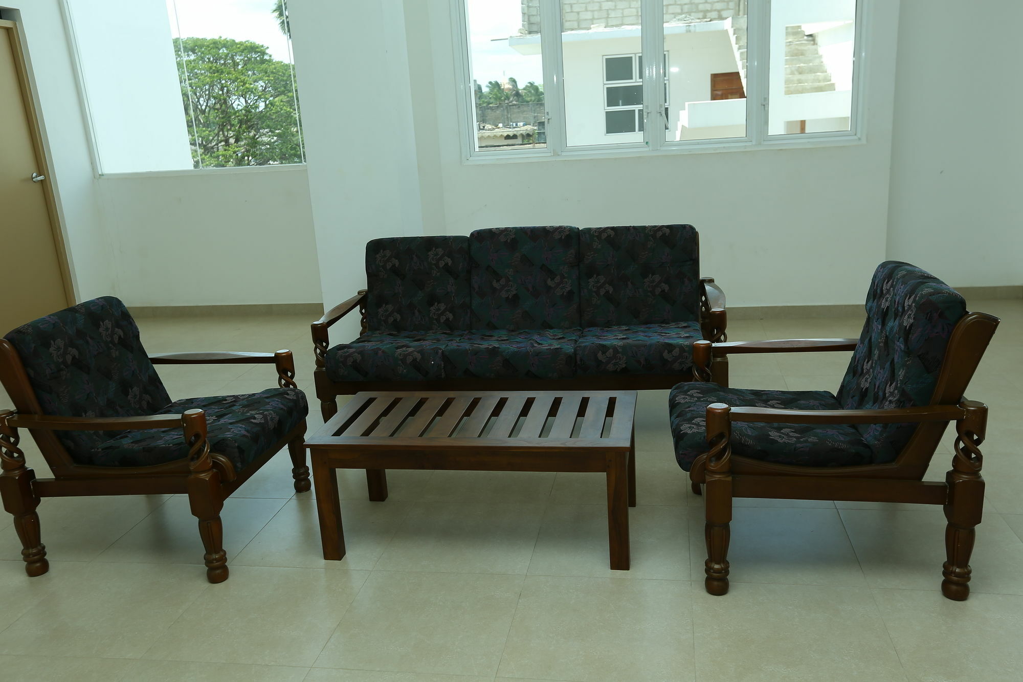 Hotel Oviya Vavuniya Extérieur photo